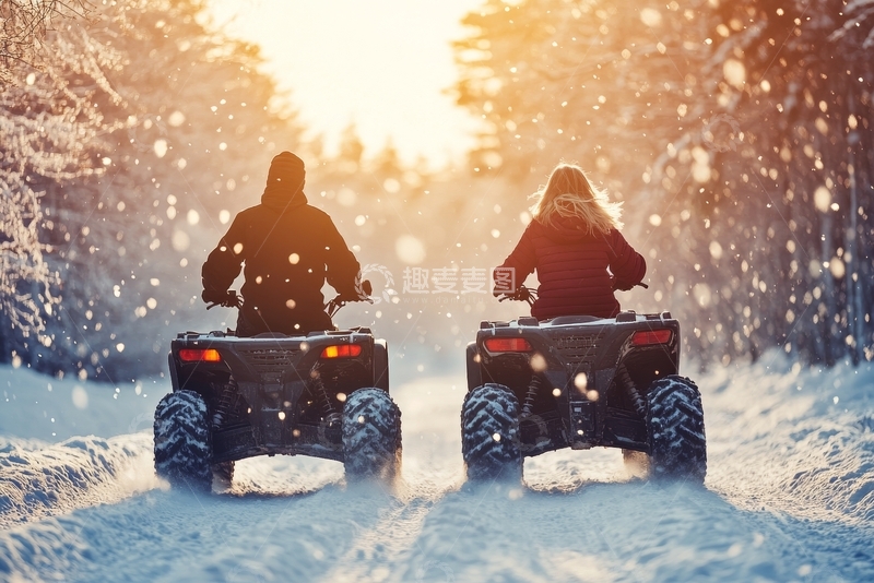 高清大图下载【趣麦麦图】冬日雪地两人驾驶四轮车