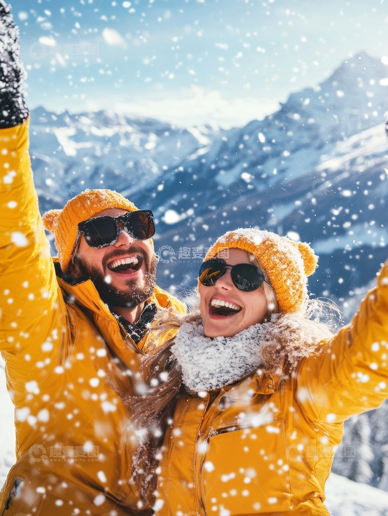 雪中欢笑的男女