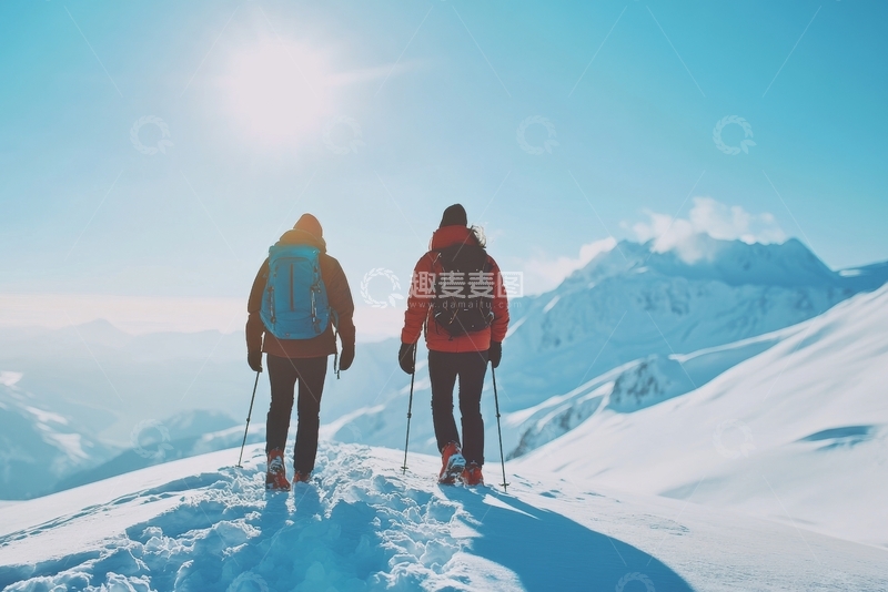 高清大图下载【趣麦麦图】雪山上两人远眺