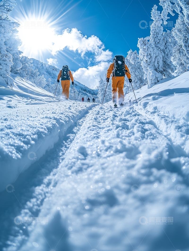 高清大图下载【趣麦麦图】雪地徒步，阳光明媚的冬日探险