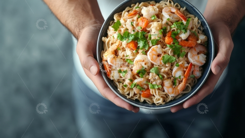 高清大图下载【趣麦麦图】双手捧着一碗虾仁炒面