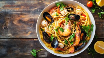 海鲜意大利面，配以贻贝和虾