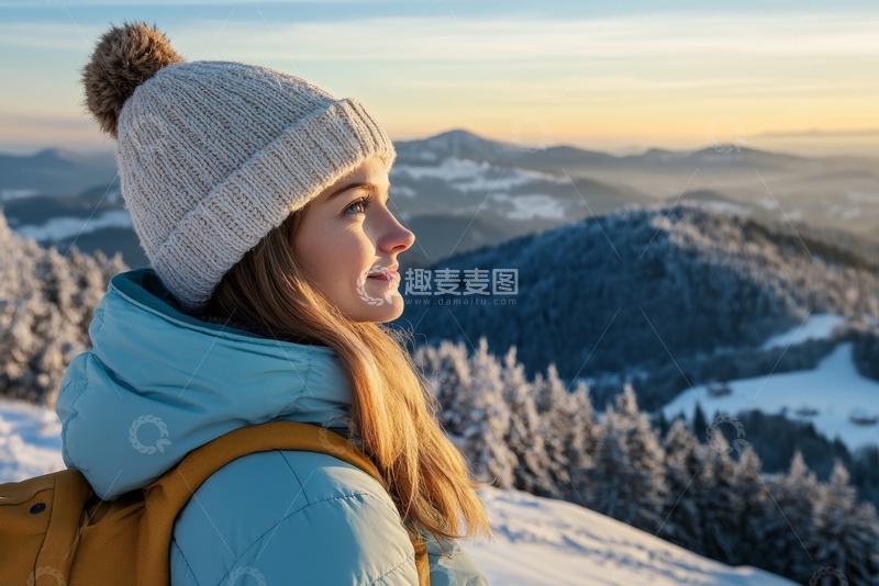高清大图下载【趣麦麦图】冬日山巅，女子远眺雪景