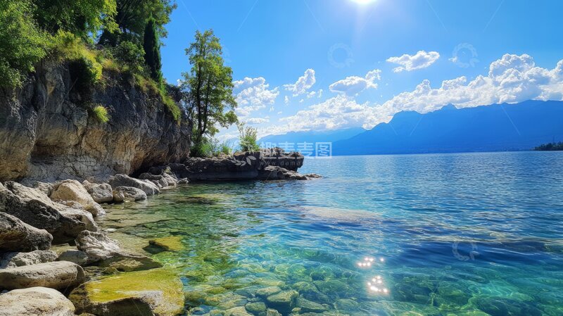 高清大图下载【趣麦麦图】清澈湖水与岩石海岸的自然美景