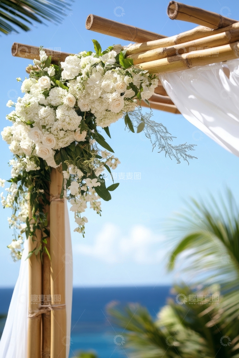 高清大图下载【趣麦麦图】海边竹制花拱门婚礼场景