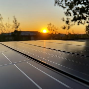 日落时分的太阳能板