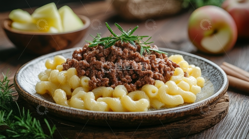 高清大图下载【趣麦麦图】意大利面配肉酱，点缀迷迭香