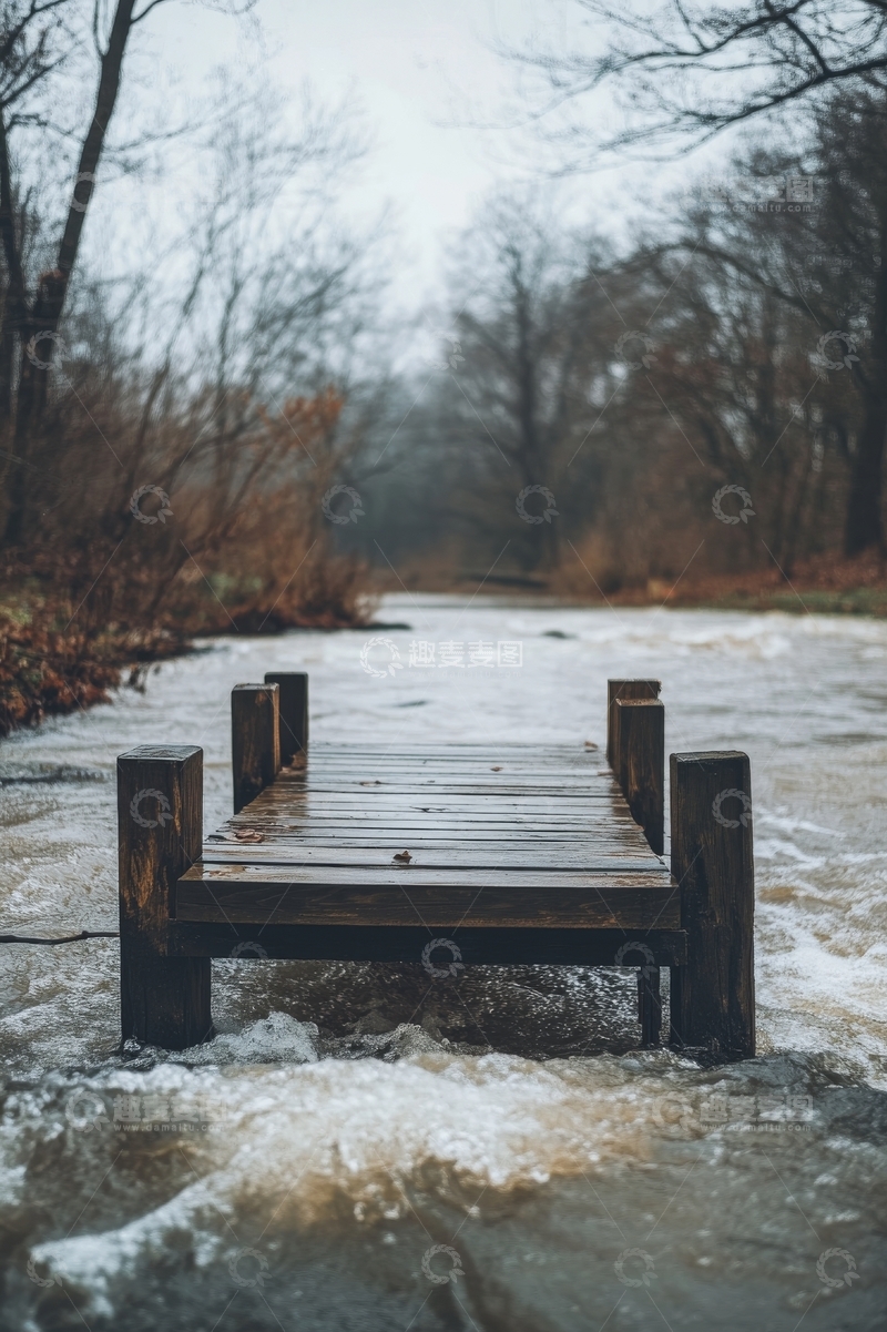 高清大图下载【趣麦麦图】河流中的木质长椅