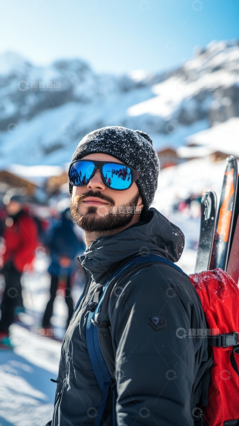 高清大图下载【趣麦麦图】雪地中的男子，戴着墨镜和帽子