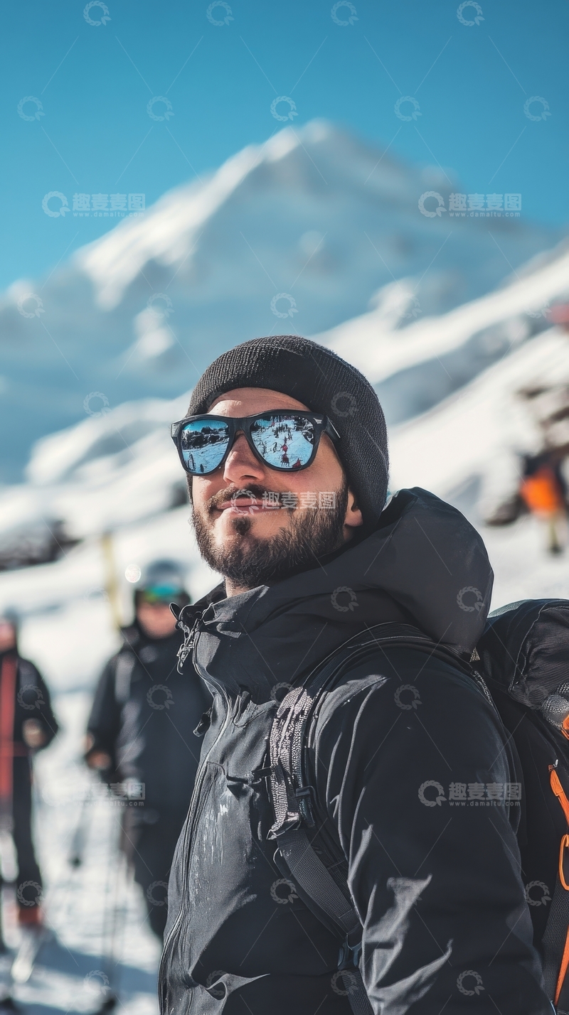 高清大图下载【趣麦麦图】雪山背景下，戴墨镜的男子微笑