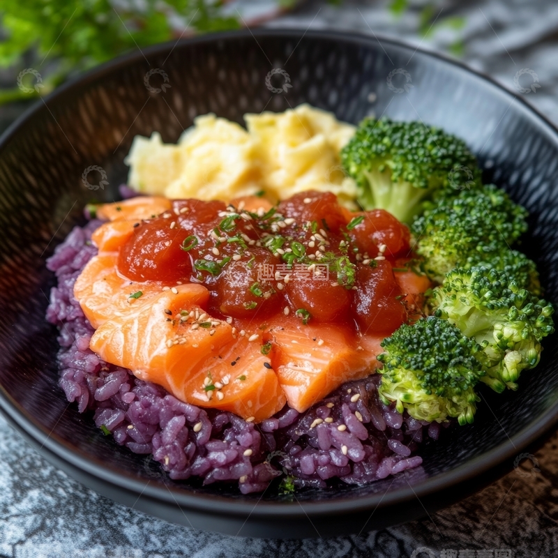高清大图下载【趣麦麦图】紫米鲑鱼饭配西兰花和土豆泥