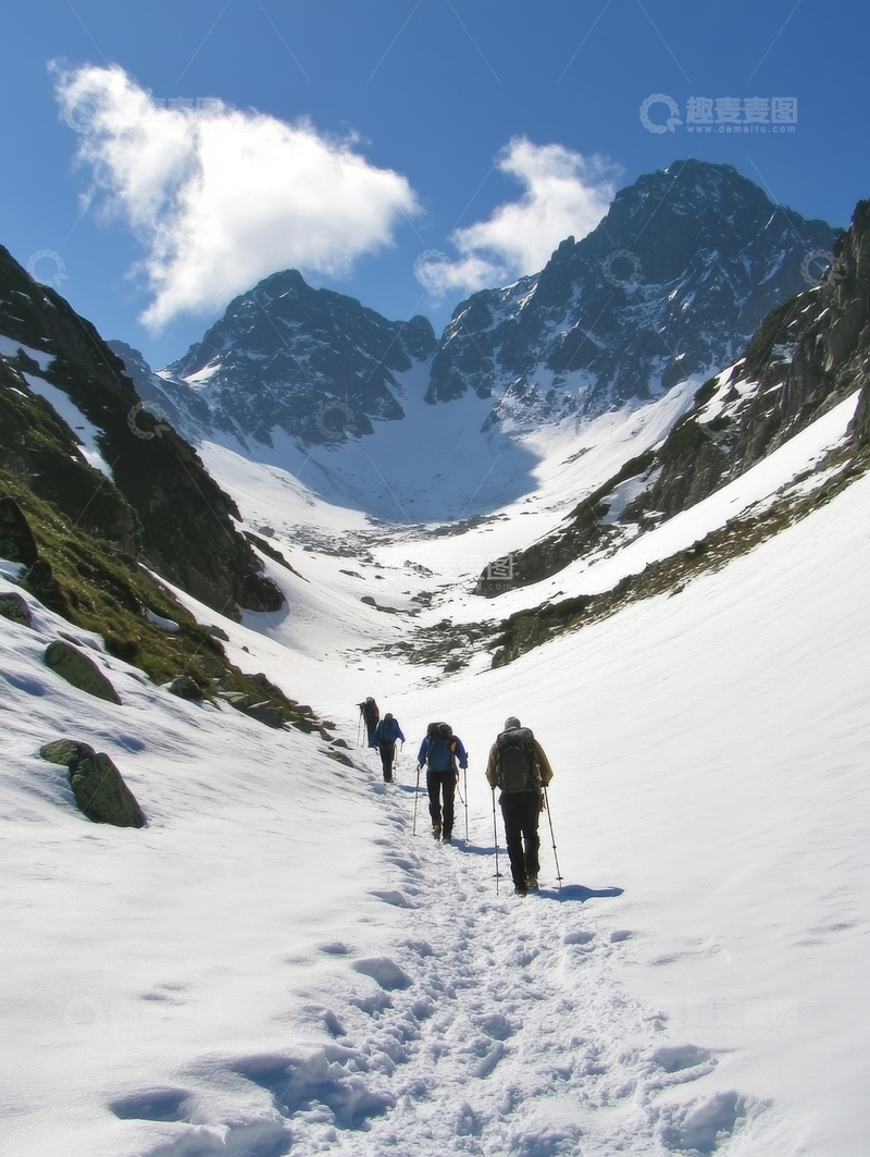 高清大图下载【趣麦麦图】雪山徒步，三人行进