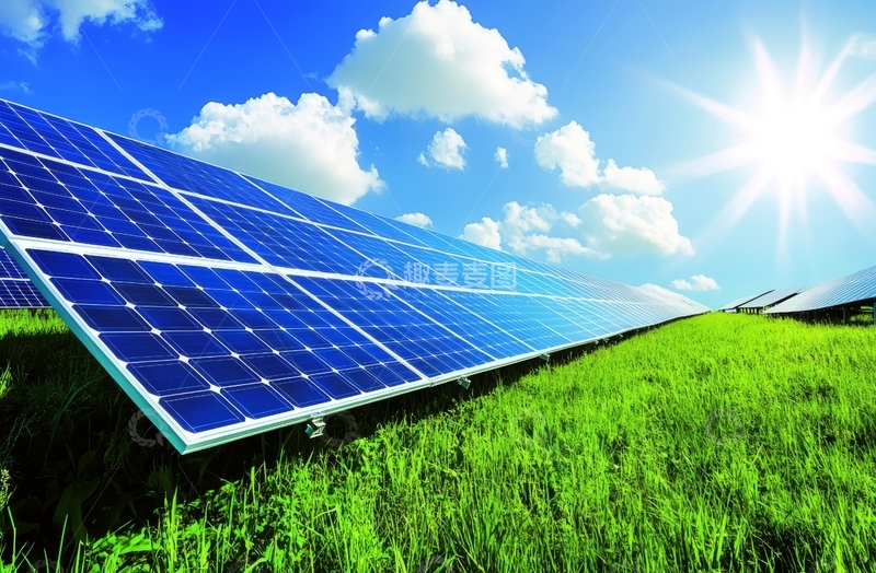 高清大图下载【趣麦麦图】太阳能板在阳光下的绿色田野
