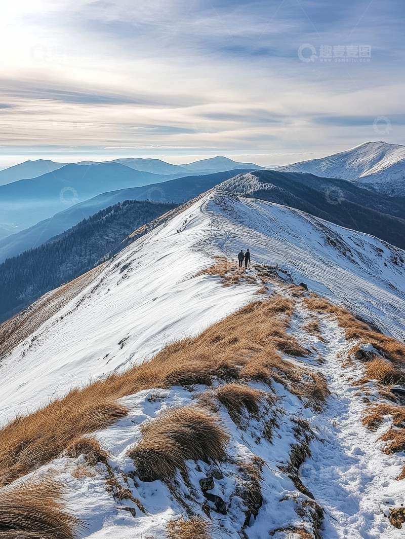 高清大图下载【趣麦麦图】雪山之巅的徒步者