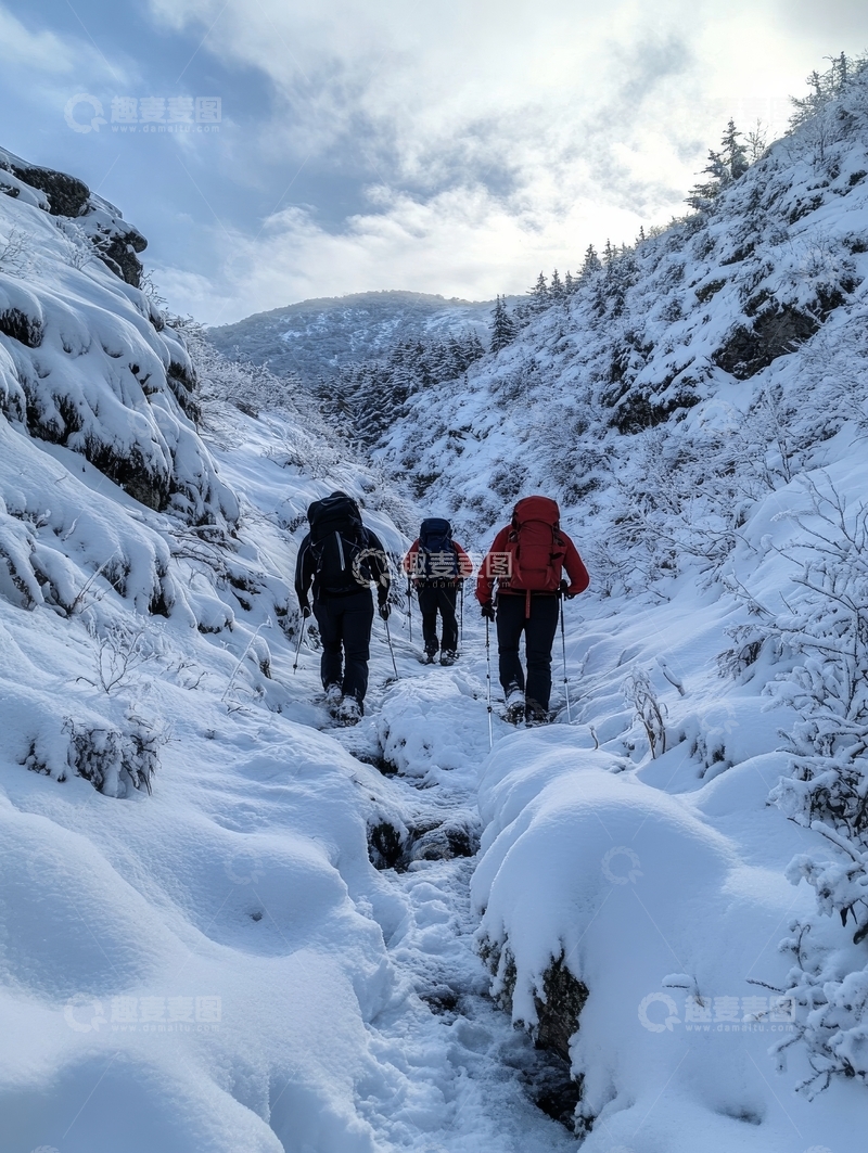 高清大图下载【趣麦麦图】雪地徒步：三人行走在山谷中