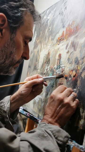 画家专注创作抽象油画