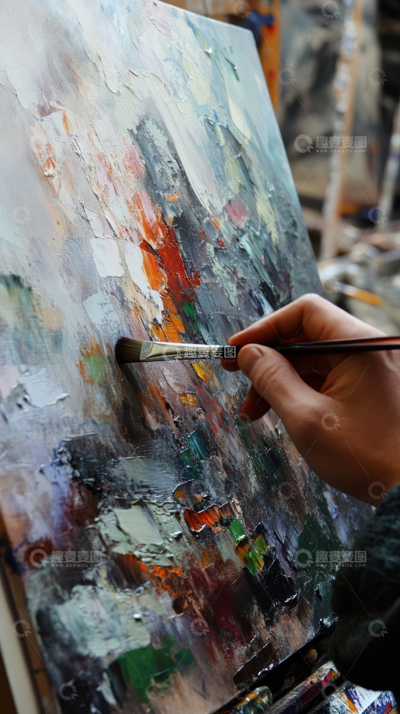 高清大图下载【趣麦麦图】画家手持画笔在画布上创作