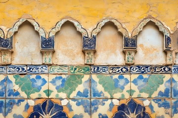 拱形装饰下的彩色瓷砖墙