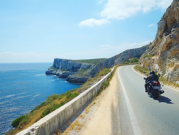 沿海悬崖公路上的摩托车骑行