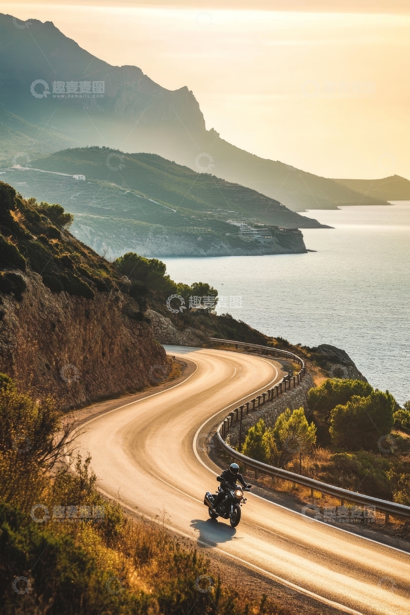 高清大图下载【趣麦麦图】海岸山间公路，摩托车疾驰