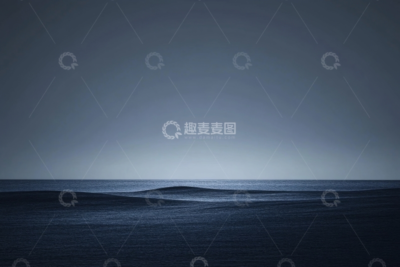 高清大图下载【趣麦麦图】宁静的海面与灰暗天空