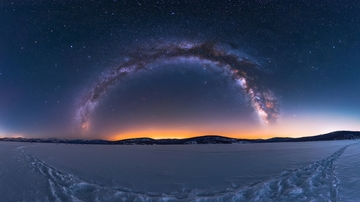 银河拱桥下的雪地日落