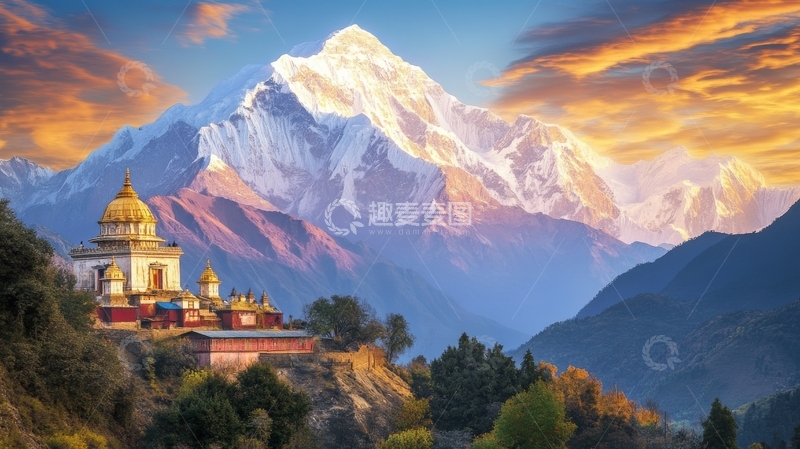 高清大图下载【趣麦麦图】雪山脚下金色寺庙的壮丽景色
