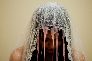 泡沫覆盖的头发特写