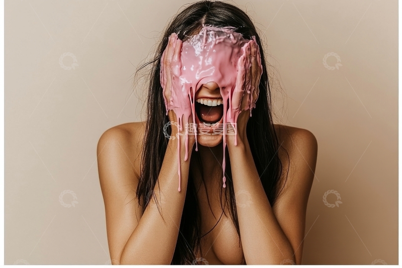 高清大图下载【趣麦麦图】女子双手捧脸，粉色液体滴落