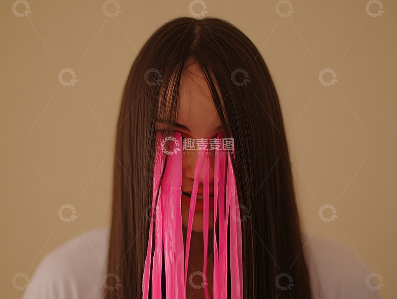 长发女子用粉色胶带遮住眼睛