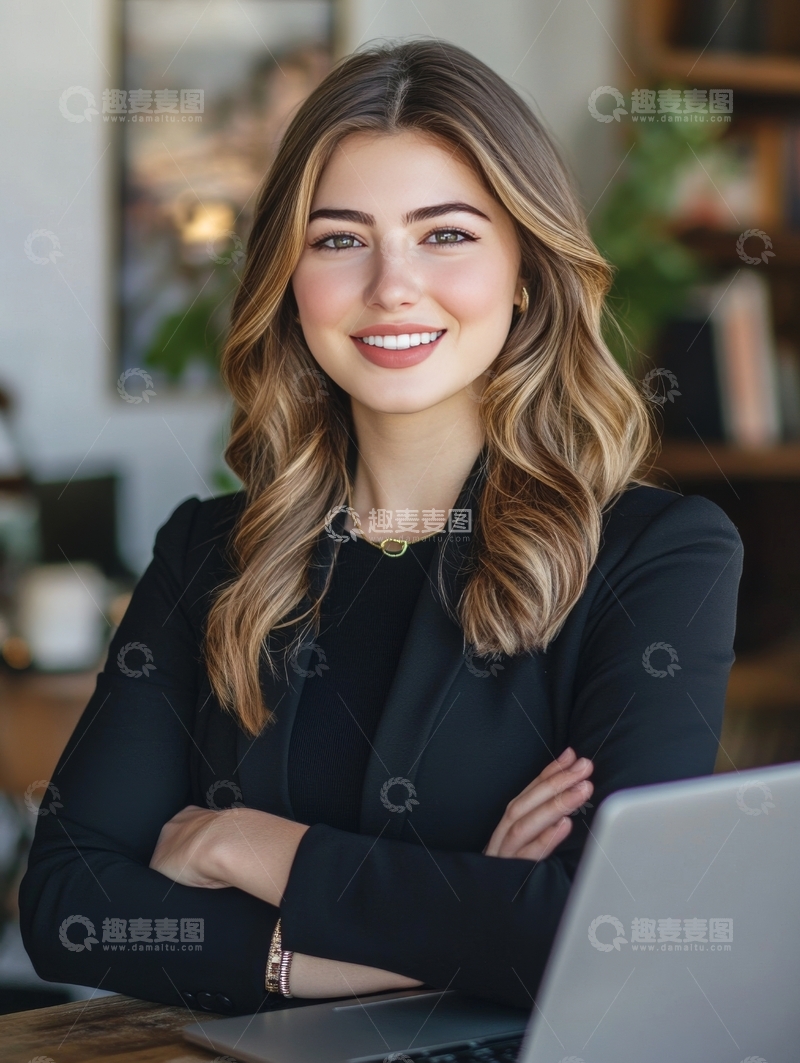 高清大图下载【趣麦麦图】自信女性在办公桌前微笑