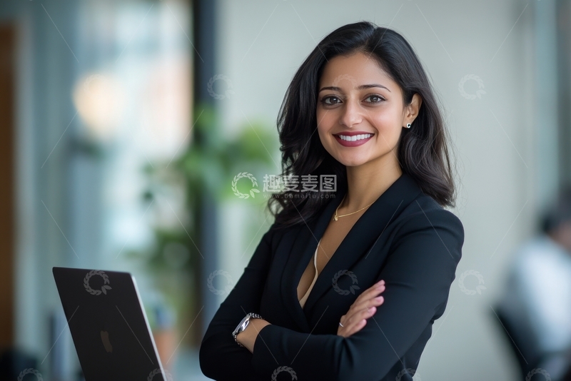 高清大图下载【趣麦麦图】自信的商务女性在办公室微笑