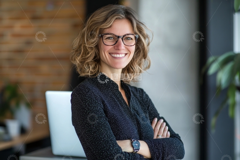 高清大图下载【趣麦麦图】自信女性办公室内微笑