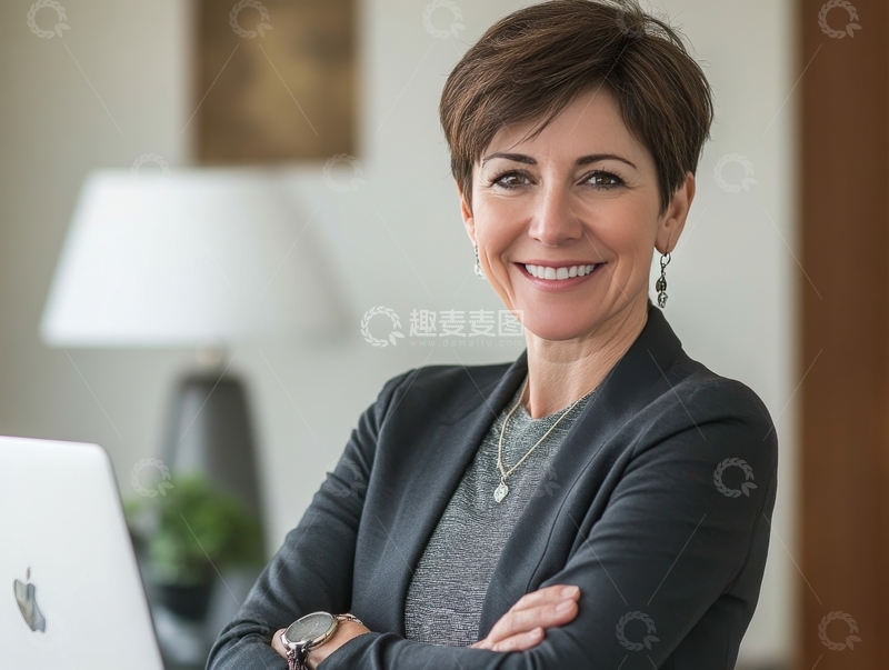 高清大图下载【趣麦麦图】自信女性在办公室微笑