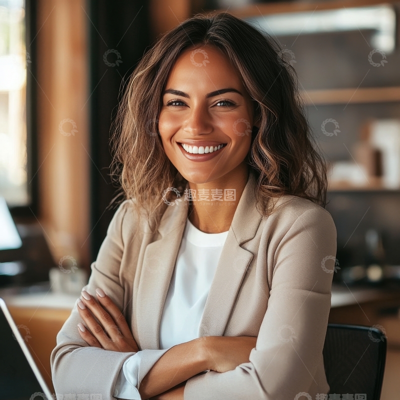 高清大图下载【趣麦麦图】自信微笑的女性职场形象