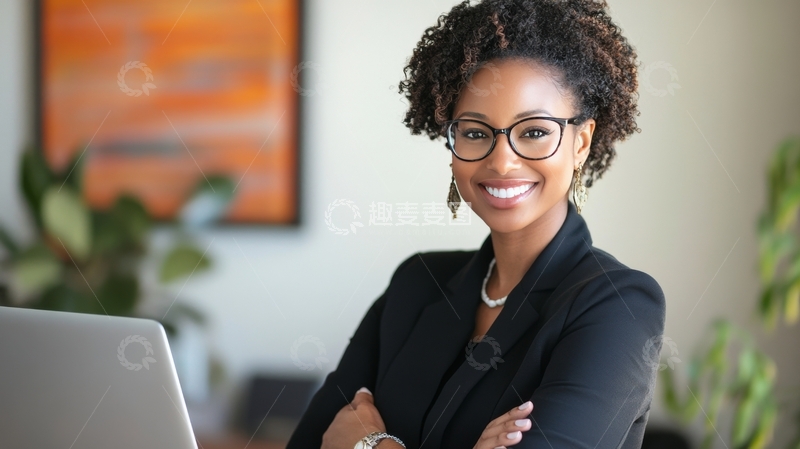 高清大图下载【趣麦麦图】自信女性在办公室微笑