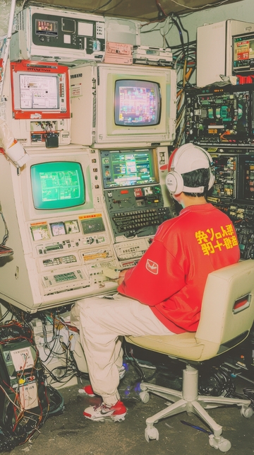 工作人员在控制室内操作复杂设备