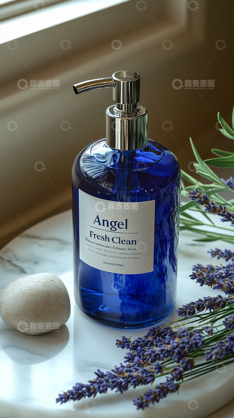 高清大图下载【趣麦麦图】蓝色瓶装洗手液与薰衣草装饰