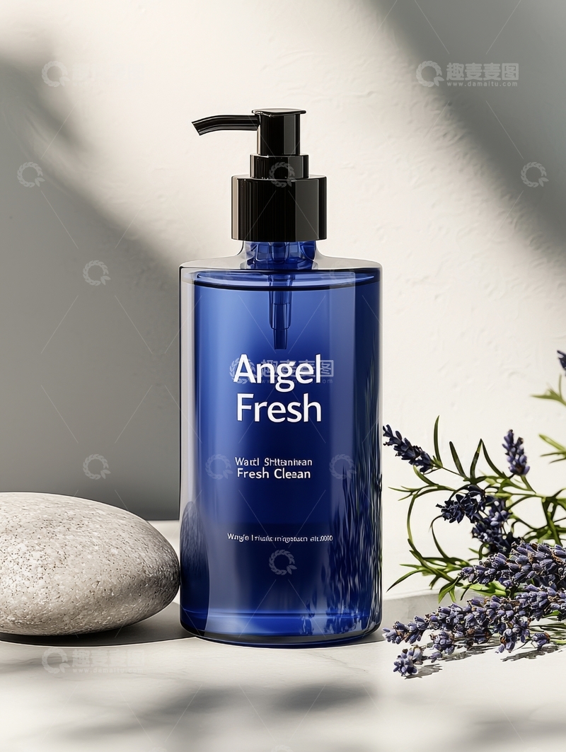 高清大图下载【趣麦麦图】蓝色瓶装清洁剂与薰衣草静物展示