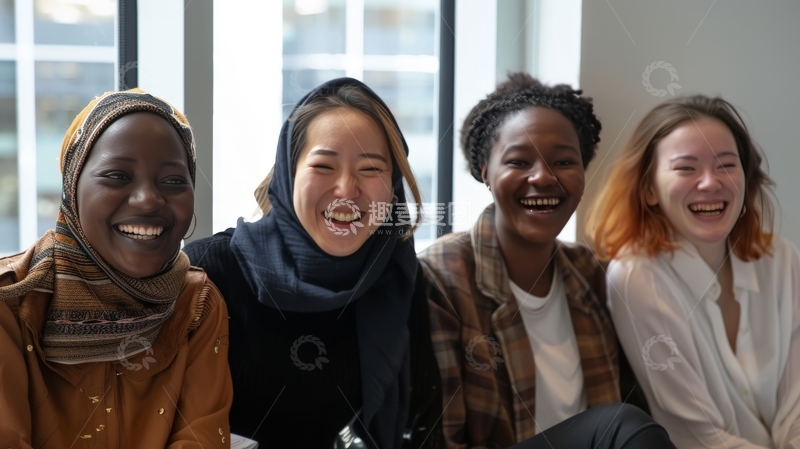 四位不同背景的女性开心合影