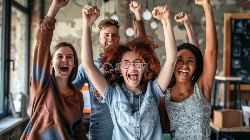 四人欢呼庆祝，充满喜悦