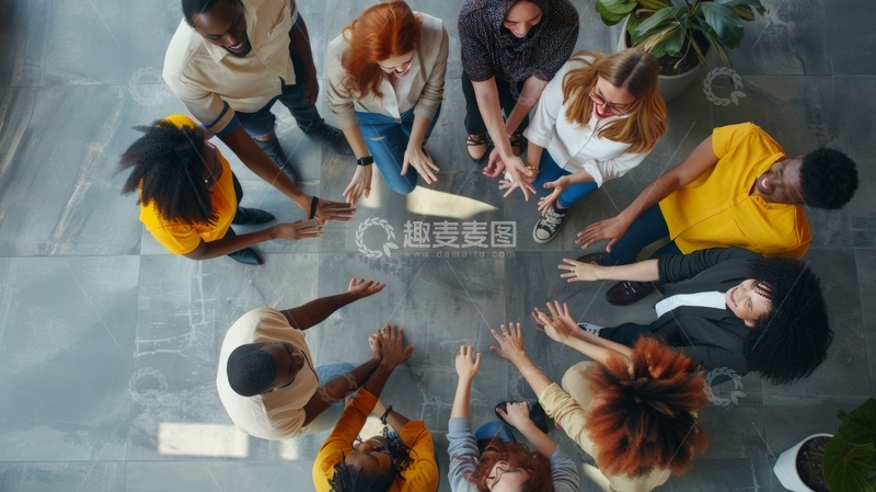 高清大图下载【趣麦麦图】团队协作：围圈讨论