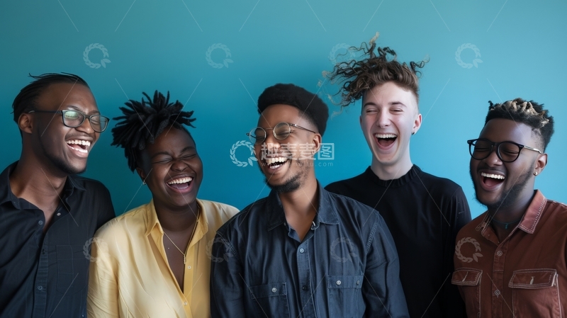 五人欢笑，背景蓝色