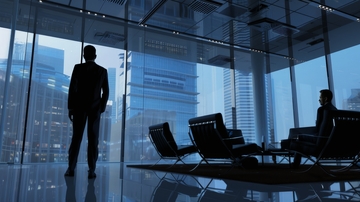 现代办公室内两位商务人士的剪影