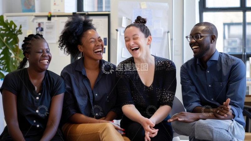 四人室内欢笑场景