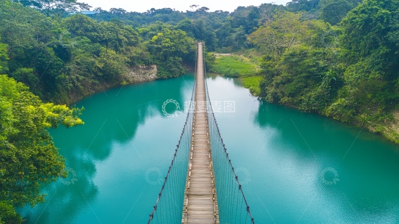 高清大图下载【趣麦麦图】悬索桥横跨碧绿河流