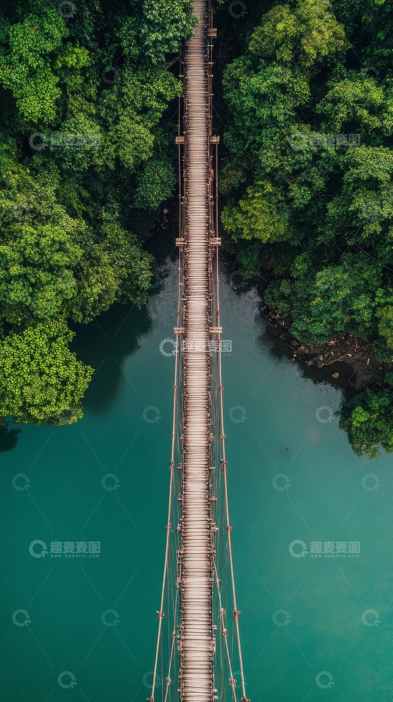 高清大图下载【趣麦麦图】空中俯瞰木质吊桥横跨碧绿河流