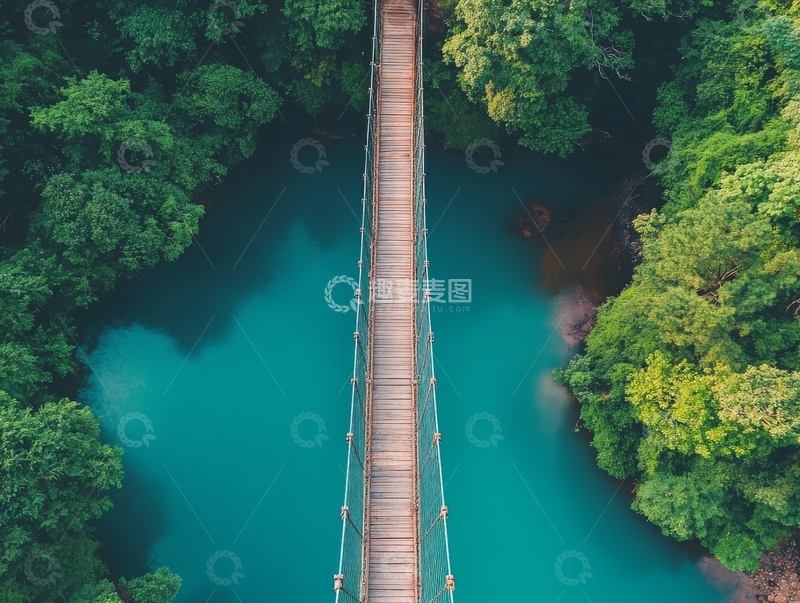高清大图下载【趣麦麦图】森林中的木质吊桥横跨碧绿河水