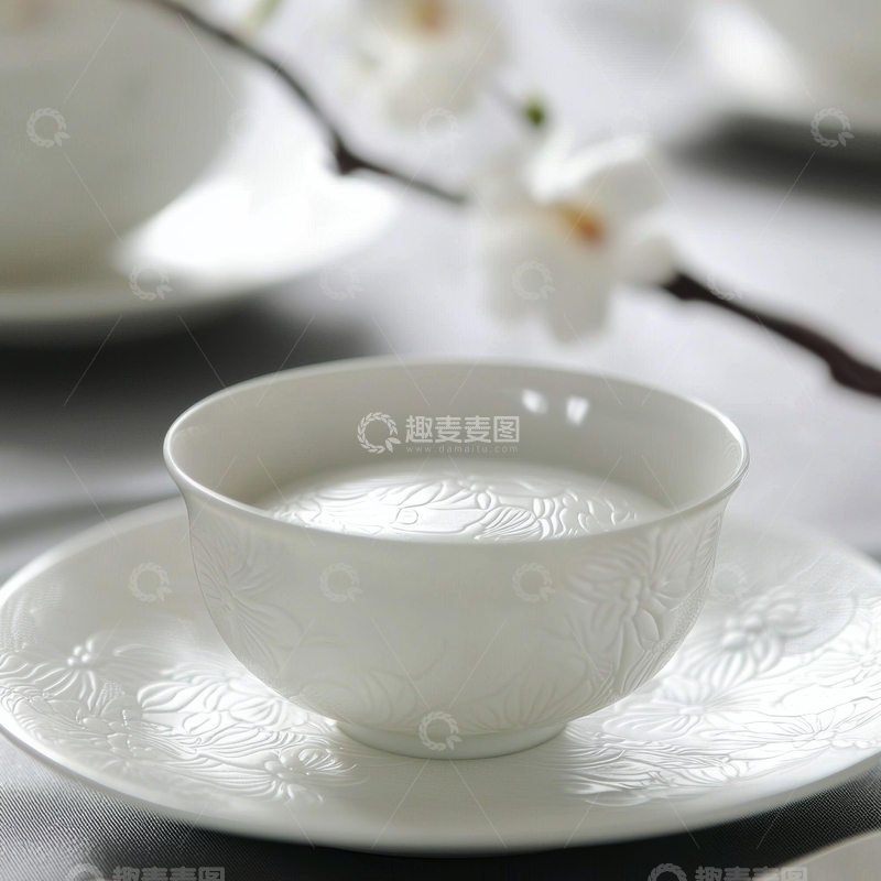 高清大图下载【趣麦麦图】白色陶瓷茶杯与盘子的优雅组合