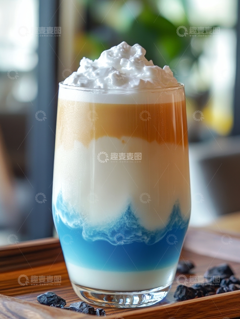 高清大图下载【趣麦麦图】蓝白渐变咖啡饮品，顶部点缀奶油
